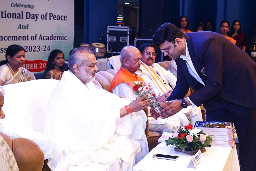 International Day of Peace and the commencement of the academic session of Maharishi Institute of Management, Indore. Padmashree Dr. Janak Palta Magligan was the chief guest of the programme and international poet Professor Rajeev Sharma and Dr. Rajeev Dixit DCDC, Devi Ahilya University were the special guests. 